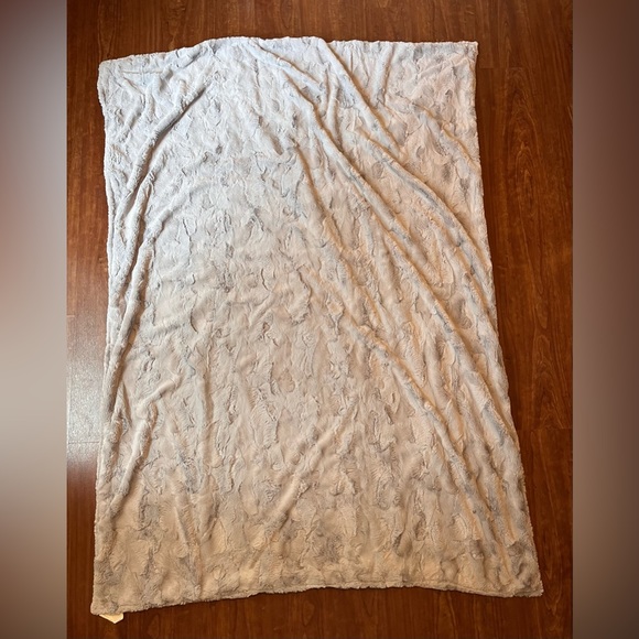 Badass Babes Julie Van Grol & Abbey’s House Large Adult Cuddle Minky Blanket - Picture 8 of 11